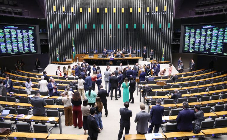 Sessão do Congresso Nacional com debate entre parlamentares sobre pedido de CPMI do Banco Master.