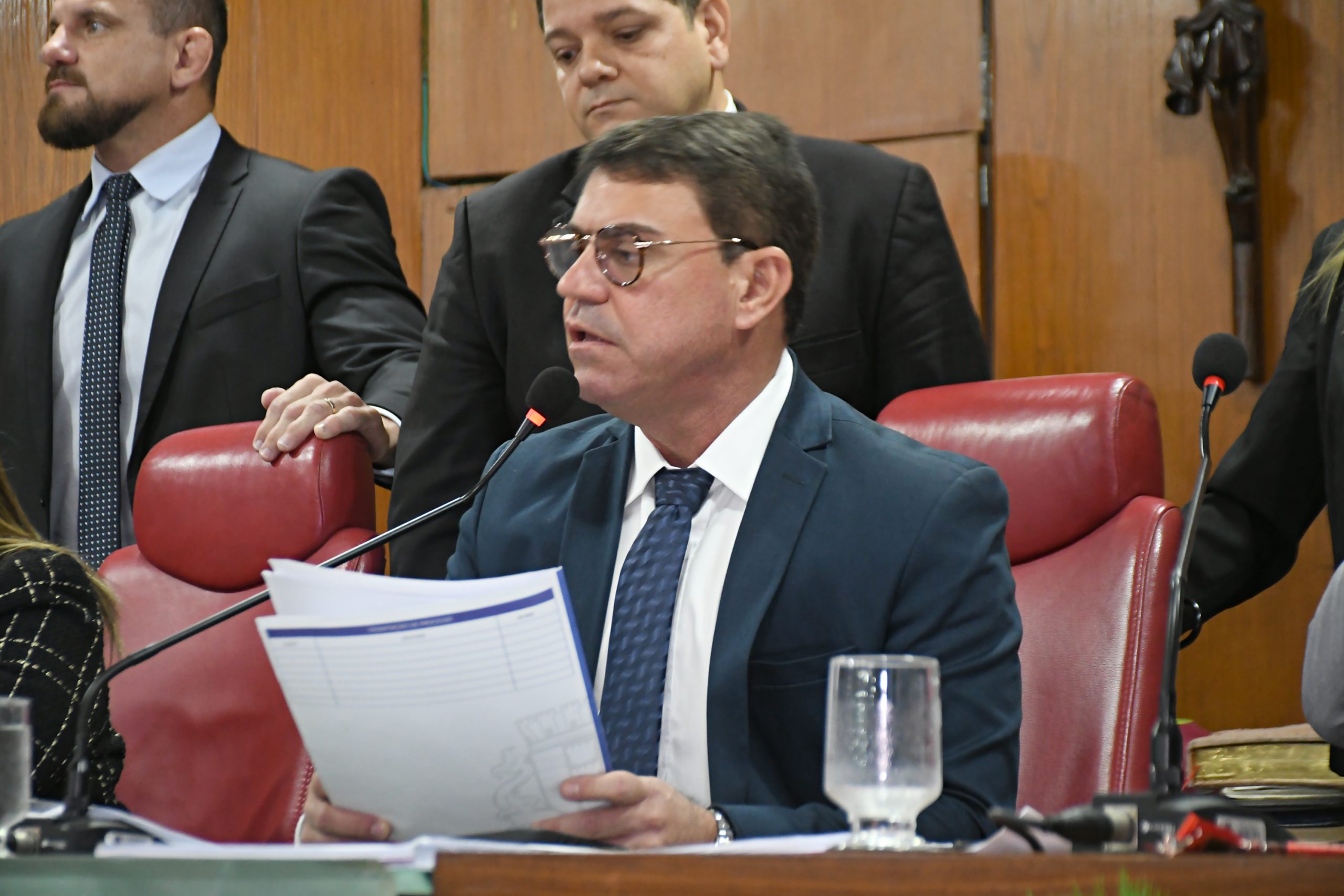 Comissão proposta por Ícaro Chaves vai investigar denúncias de despejo irregular de efluentes na orla da Capital e terá prazo e composição definidos pela Câmara Municipal.