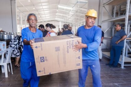 Entrega de móveis e eletrodomésticos para famílias afetadas pelas chuvas em João Pessoa.