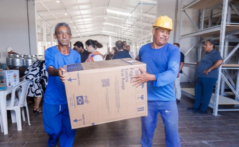 Entrega de móveis e eletrodomésticos para famílias afetadas pelas chuvas em João Pessoa.