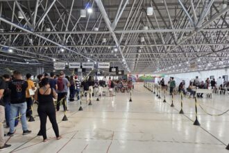 Eleitores em fila para atendimento da Justiça Eleitoral na Paraíba