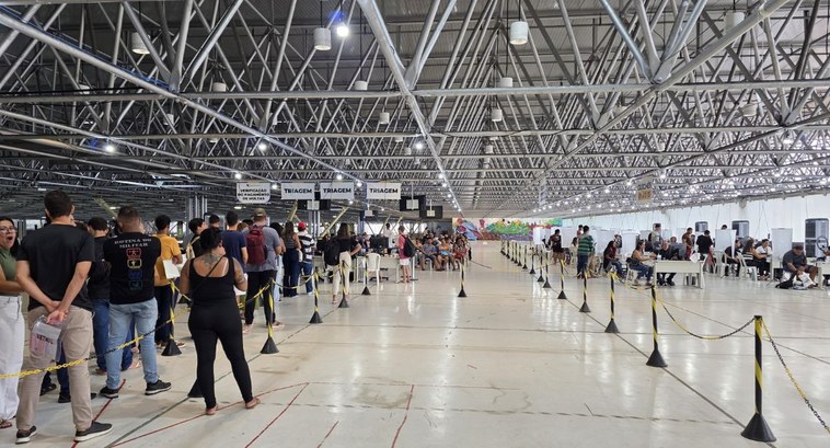 Eleitores em fila para atendimento da Justiça Eleitoral na Paraíba