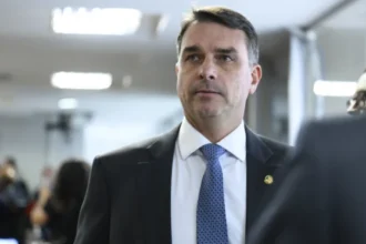 Flávio Bolsonaro durante agenda política nos Estados Unidos em possível reunião com Donald Trump.