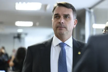 Flávio Bolsonaro durante agenda política nos Estados Unidos em possível reunião com Donald Trump.