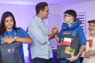 Governador Lucas Ribeiro participa de solenidade de pré-embarque de estudantes do programa Conexão Mundo em João Pessoa.