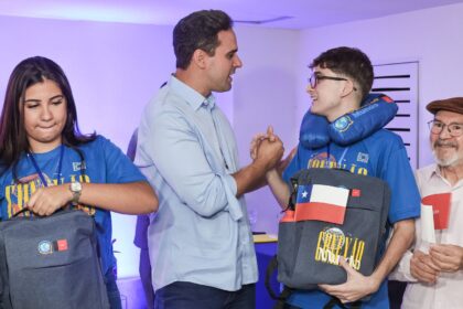 Governador Lucas Ribeiro participa de solenidade de pré-embarque de estudantes do programa Conexão Mundo em João Pessoa.