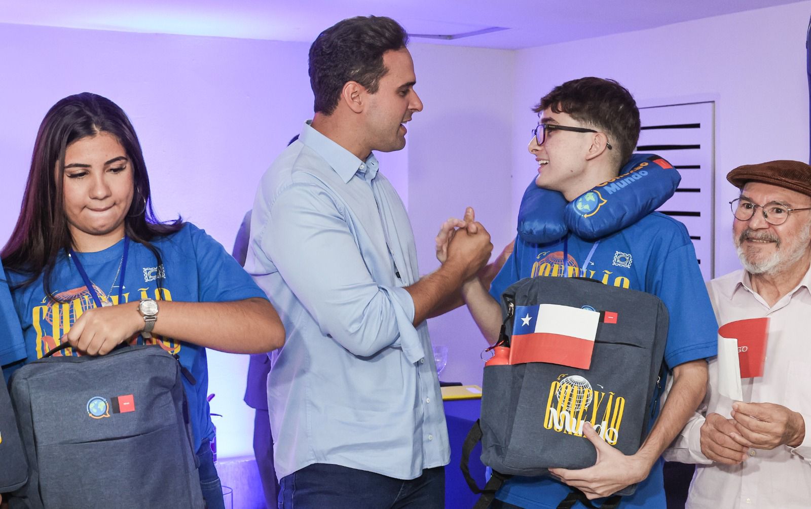 Governador Lucas Ribeiro participa de solenidade de pré-embarque de estudantes do programa Conexão Mundo em João Pessoa.