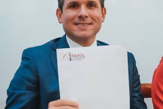Entrega de carta técnica sobre jornada de trabalho ao deputado Hugo Motta em João Pessoa