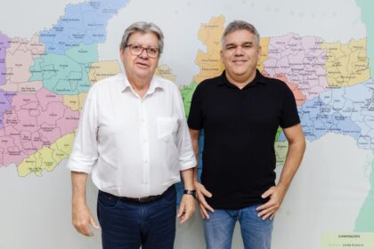 João Azevêdo e Hermes Filho durante encontro político