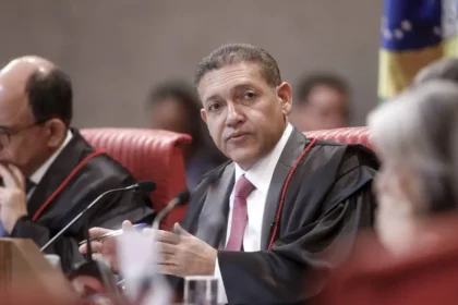 Ministro Nunes Marques durante sessão do STF em Brasília