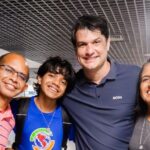 Prefeito Leo Bezerra recebe alunos da rede municipal após intercâmbio no Canadá.