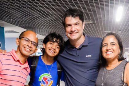 Prefeito Leo Bezerra recebe alunos da rede municipal após intercâmbio no Canadá.