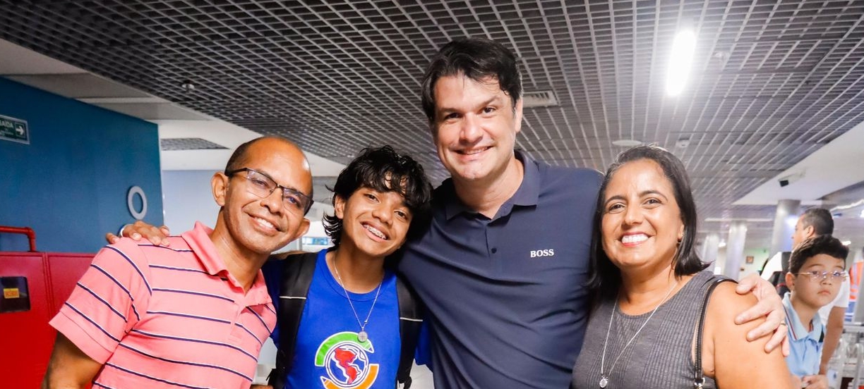 Prefeito Leo Bezerra recebe alunos da rede municipal após intercâmbio no Canadá.