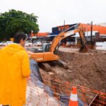 Equipes da Prefeitura de João Pessoa durante desobstrução da rede de drenagem nas Três Lagoas