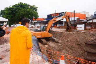 Equipes da Prefeitura de João Pessoa durante desobstrução da rede de drenagem nas Três Lagoas