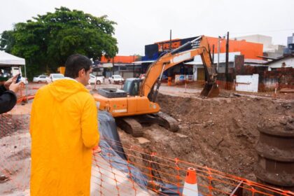 Equipes da Prefeitura de João Pessoa durante desobstrução da rede de drenagem nas Três Lagoas