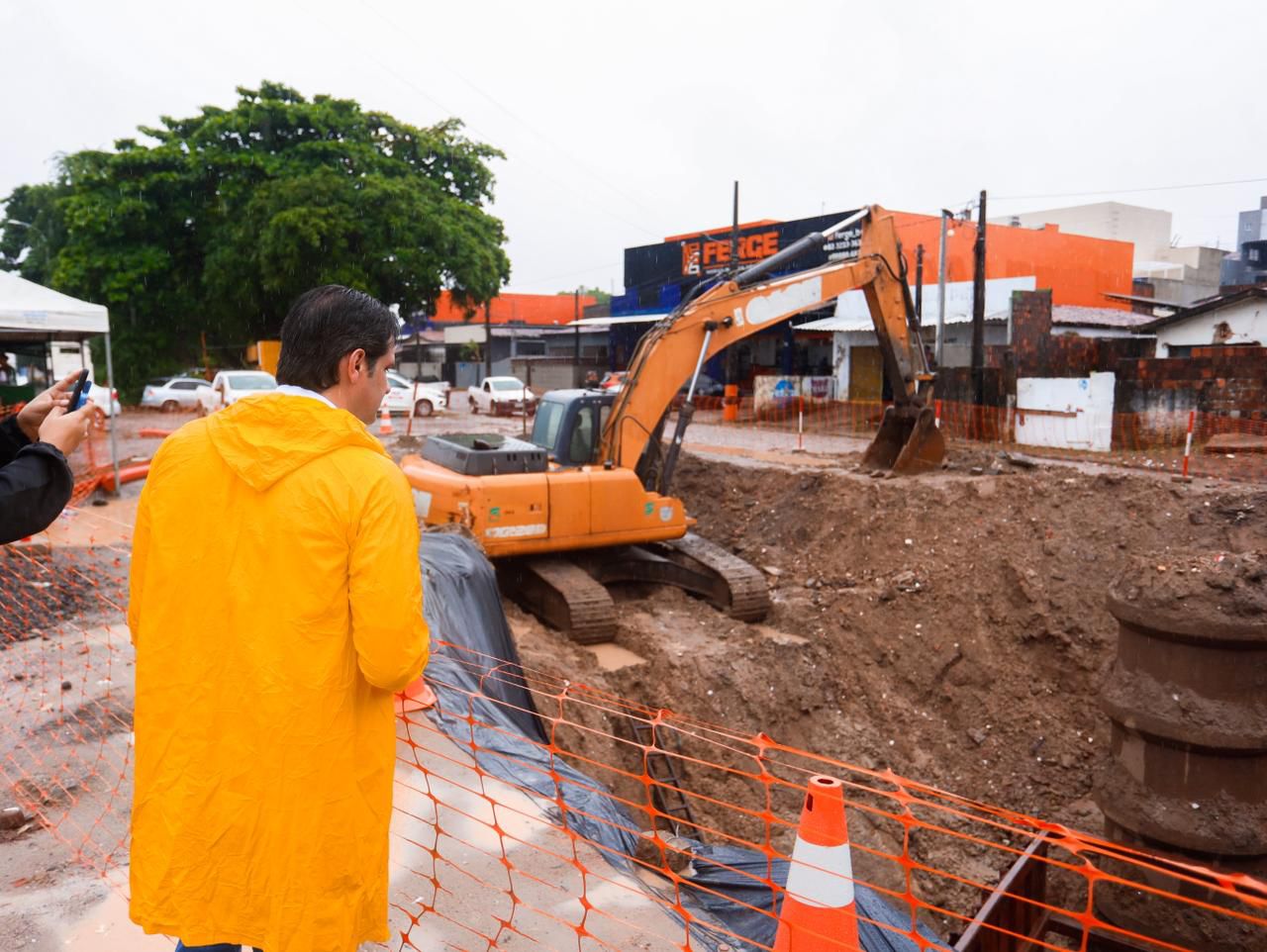 Equipes da Prefeitura de João Pessoa durante desobstrução da rede de drenagem nas Três Lagoas