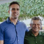 Lucas Ribeiro ao lado do prefeito Juliano Matuto durante encontro político no Sertão da Paraíba