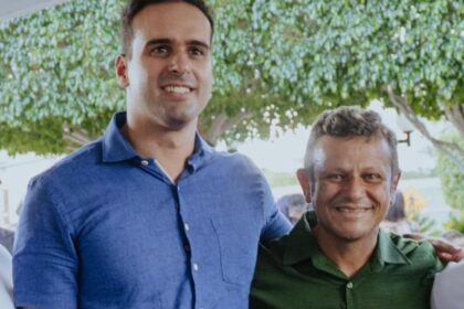 Lucas Ribeiro ao lado do prefeito Juliano Matuto durante encontro político no Sertão da Paraíba