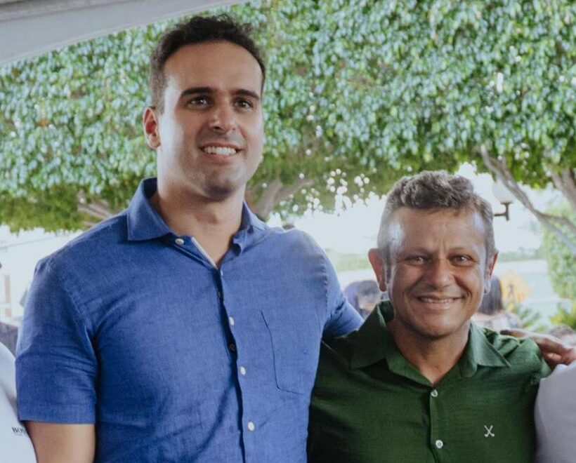 Lucas Ribeiro ao lado do prefeito Juliano Matuto durante encontro político no Sertão da Paraíba