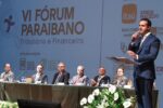 Governador Lucas Ribeiro participa de fórum em Cabedelo e assina acordo para ampliar educação fiscal nas escolas públicas da Paraíba.