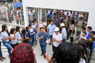 Governador Lucas Ribeiro visita obras e entrega escolas estaduais em municípios do Cariri paraibano.