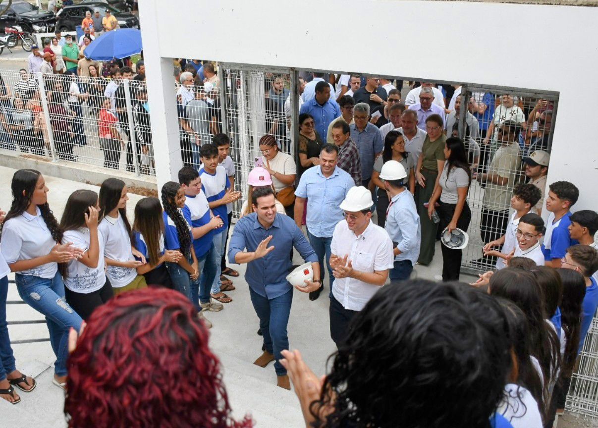Governador Lucas Ribeiro visita obras e entrega escolas estaduais em municípios do Cariri paraibano.