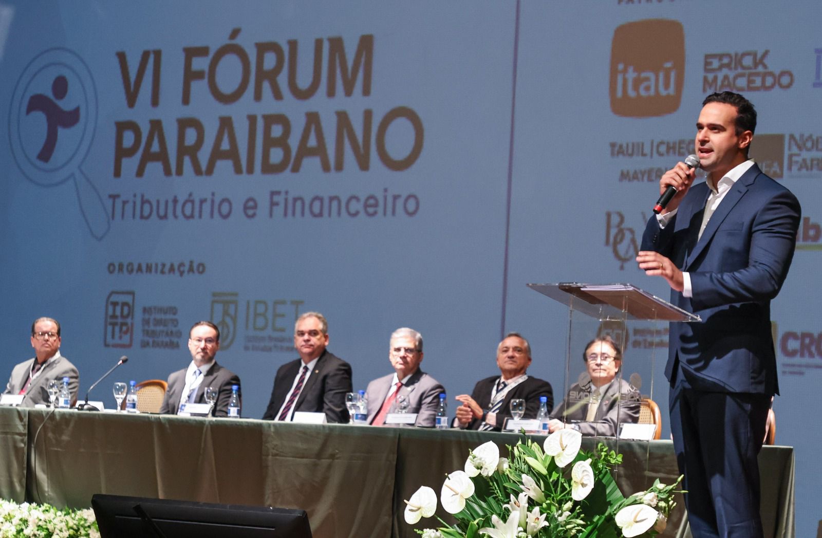 Governador Lucas Ribeiro participa de fórum em Cabedelo e assina acordo para ampliar educação fiscal nas escolas públicas da Paraíba.