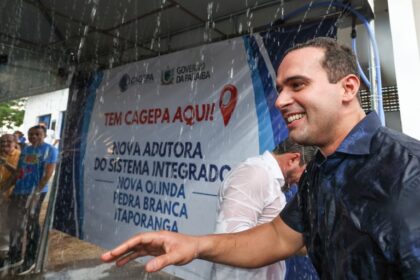 Governador Lucas Ribeiro durante entrega da adutora em Itaporanga