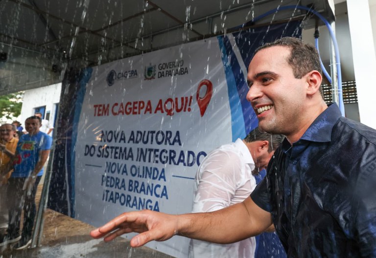 Governador Lucas Ribeiro durante entrega da adutora em Itaporanga