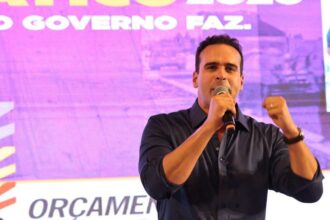 Governador Lucas Ribeiro durante plenária do Orçamento Democrático Estadual em Sousa