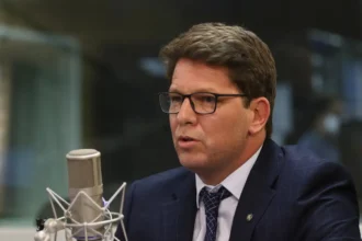 Deputado Mário Frias durante agenda pública em meio à investigação sobre emendas parlamentares e filme Dark Horse.
