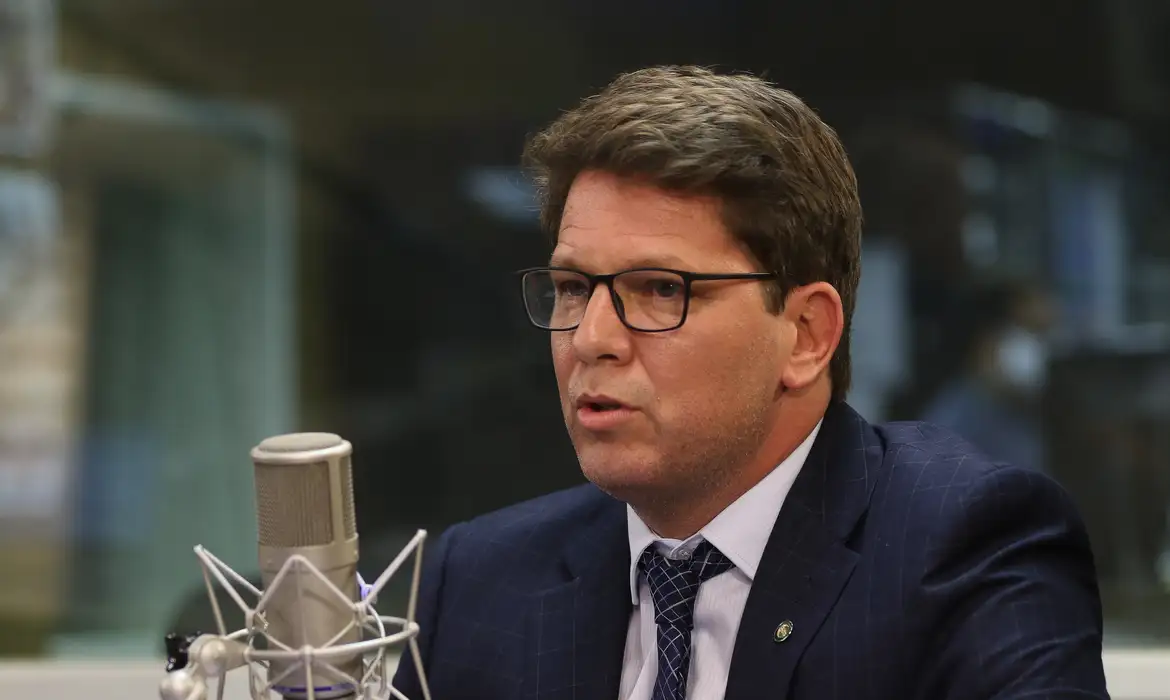 Deputado Mário Frias durante agenda pública em meio à investigação sobre emendas parlamentares e filme Dark Horse.