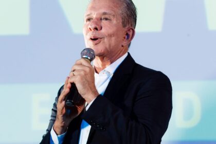 Nabor Wanderley durante entrevista sobre desenvolvimento regional, Senado e projeto GeraMais PB.