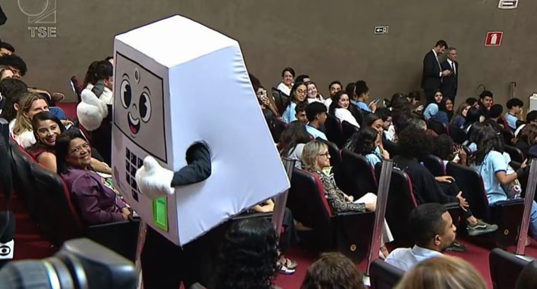 Evento do TSE celebra 30 anos da urna eletrônica com lançamento da mascote Pilili
