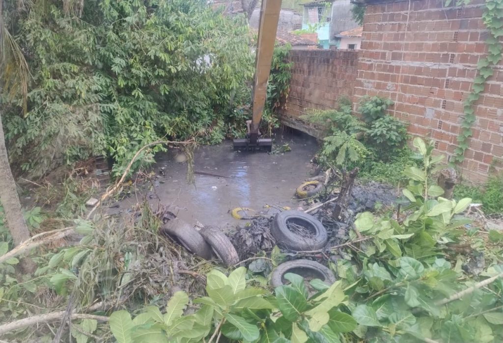 Máquinas da Defesa Civil realizam limpeza e retirada de lixo de rios em João Pessoa