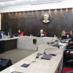 Sessão da 1ª Câmara do Tribunal de Contas da Paraíba durante julgamento de processos administrativos.