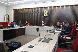 Sessão da 1ª Câmara do Tribunal de Contas da Paraíba durante julgamento de processos administrativos.
