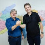 João Azevêdo recebe o apoio do prefeito de Ouro Velho, Dr. Júnior, e da vice-prefeita Natália Lira durante reunião em João Pessoa.