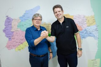 João Azevêdo recebe o apoio do prefeito de Ouro Velho, Dr. Júnior, e da vice-prefeita Natália Lira durante reunião em João Pessoa.