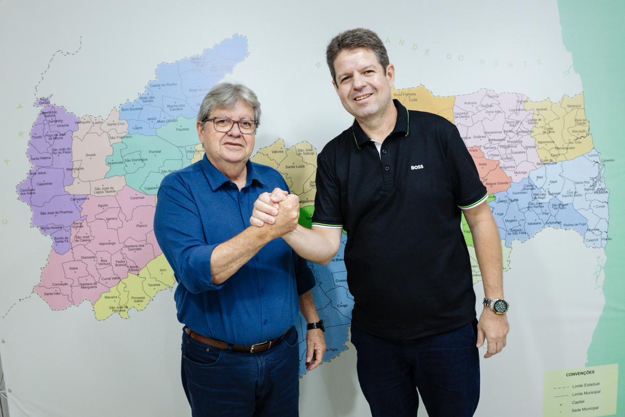 João Azevêdo recebe o apoio do prefeito de Ouro Velho, Dr. Júnior, e da vice-prefeita Natália Lira durante reunião em João Pessoa.