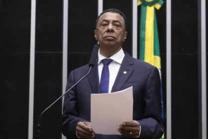 Deputado federal Damião Feliciano durante entrevista sobre a formação da chapa governista para as eleições na Paraíba.