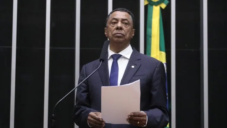 Deputado federal Damião Feliciano durante entrevista sobre a formação da chapa governista para as eleições na Paraíba.