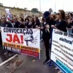 Candidatos aprovados no cadastro de reserva do concurso da Educação protestam em frente ao Centro Administrativo Municipal de João Pessoa.
