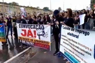 Candidatos aprovados no cadastro de reserva do concurso da Educação protestam em frente ao Centro Administrativo Municipal de João Pessoa.