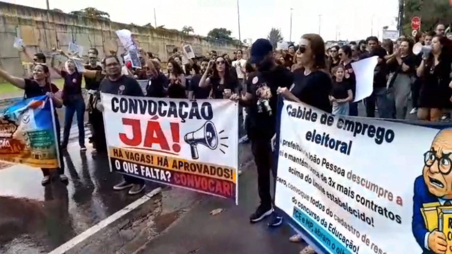 Candidatos aprovados no cadastro de reserva do concurso da Educação protestam em frente ao Centro Administrativo Municipal de João Pessoa.
