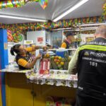 Equipe do Procon de Campina Grande realiza orientação a consumidores durante os festejos juninos no Parque do Povo.