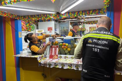 Equipe do Procon de Campina Grande realiza orientação a consumidores durante os festejos juninos no Parque do Povo.