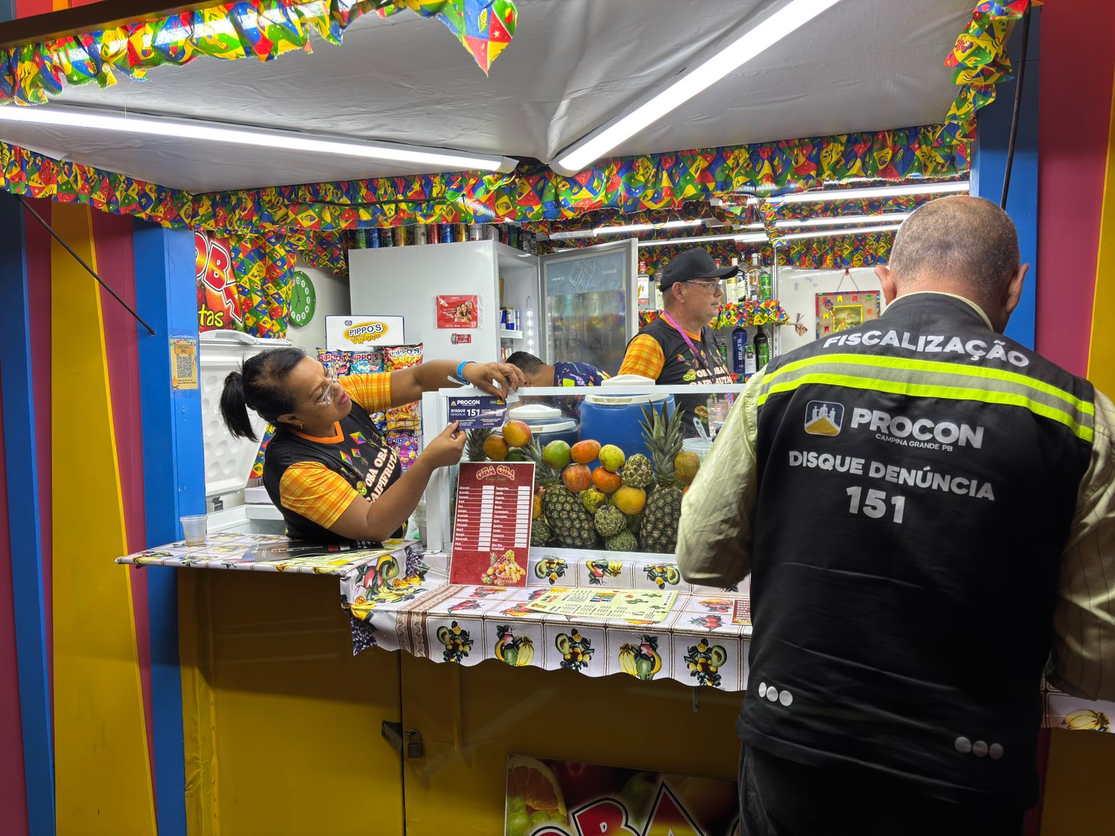 Equipe do Procon de Campina Grande realiza orientação a consumidores durante os festejos juninos no Parque do Povo.