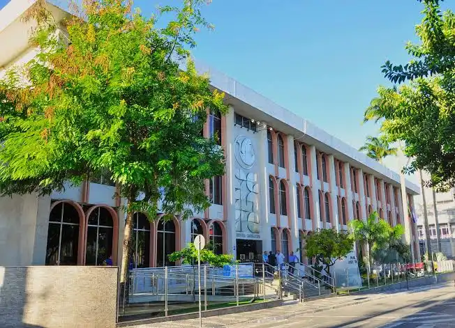 Reunião da Comissão de Orçamento da Assembleia Legislativa da Paraíba durante análise da LDO 2027.